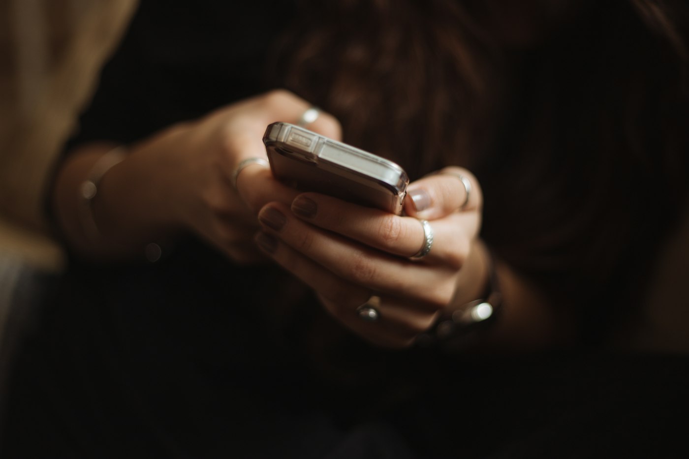 Person nutzt ein Smartphone